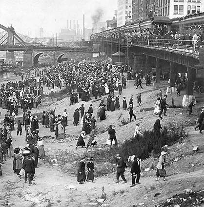 Photo_of_draftees_leaving_from_Duquesne_Wharf,_1917.