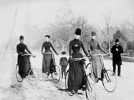 Photo_of_bicyclists_on_North_Ave.