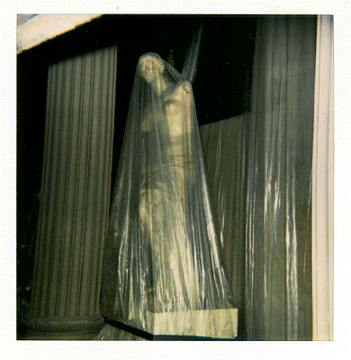 Photo_of_plaster_cast_of_Aphrodite_of_Melos_wrapped_in_plastic.