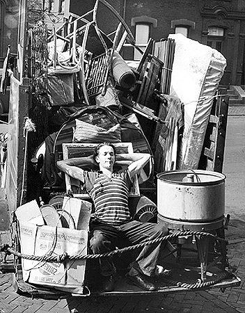 Photo_of_belongings_on_the_back_of_a_truck.