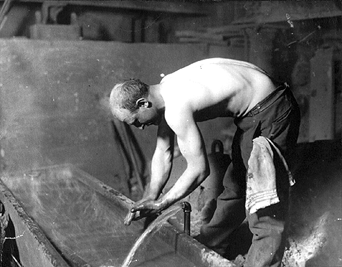 Photo_of_worker_washing_up.